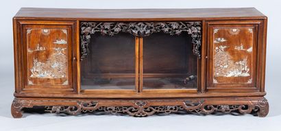 Vitrine basse en bois précieux reposant sur...