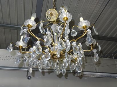 Lustre en laiton et pampilles éclairant par...