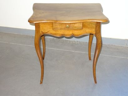 Petite table console en noyer de style Louis...