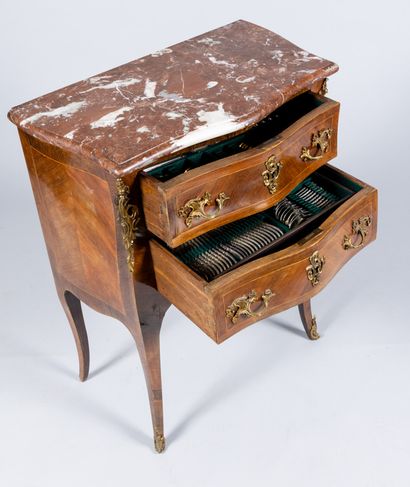 Petite commode de style Louis XV en bois...