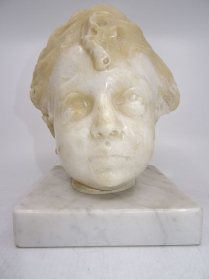 Petite tête d'enfant en albâtre sculpté....