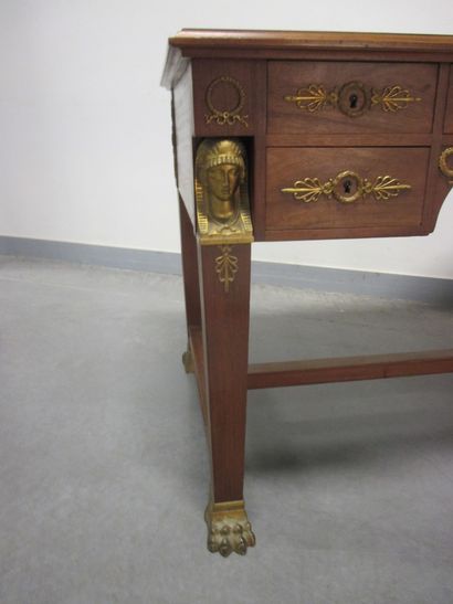 Bureau plat de style Empire en acajou ouvrant...