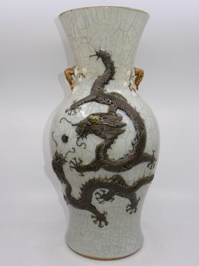 CHINE : Vase à anses en céramique craquelée...