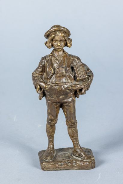 Sujet en bronze patiné représentant un joueur...