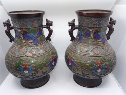 Paire de vases balustres en bronze et laiton...