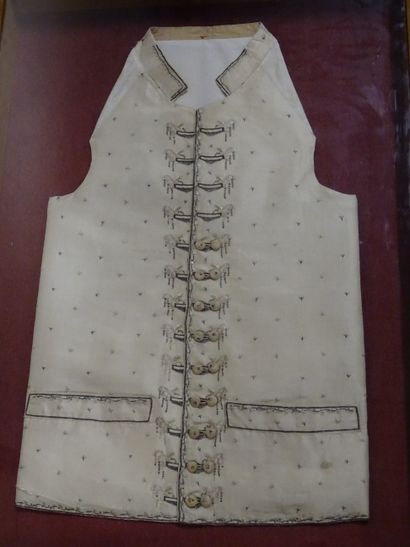 Gilet en soie écrue à décor brodé de fils...