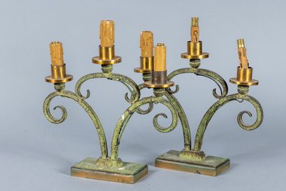 Paire de lampes en métal et fer forgé patiné...