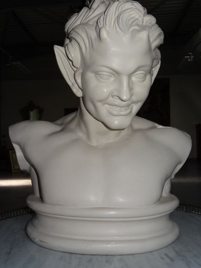 Faune de Vienne : Buste en plâtre portant...