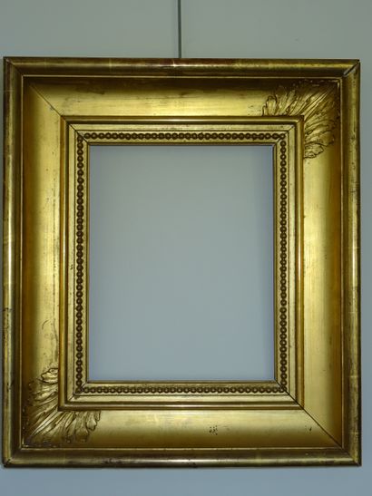Cadre en bois et stuc doré à décor de frise...