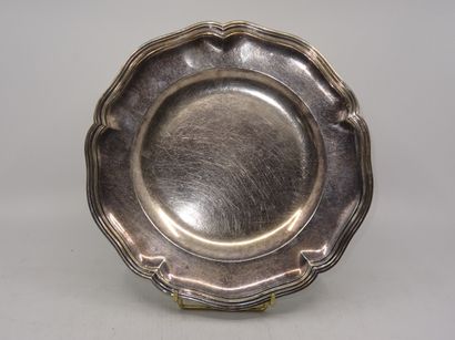 Assiette à contours en argent XVIIIe. Poids:...