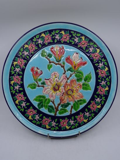 LONGWY : Plat circulaire en faïence à décor...