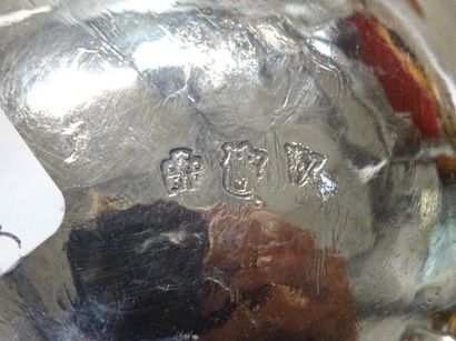Chocolatière en argent, pietement tripode...