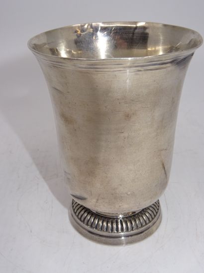 Timbale tulipe en argent sur piédouche godronné....
