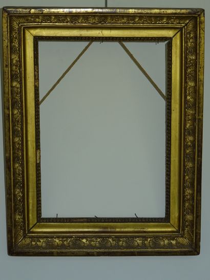 Cadre en bois et stuc doré à décor de frises...