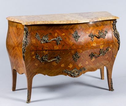 Commode de style Louis XV toutes faces galbées...