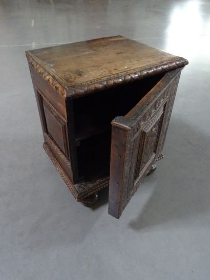 Petit meuble en bois sculpté ouvrant par...