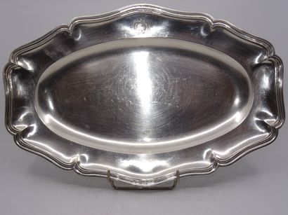 Plat ovale à contours et agrafes à décor...