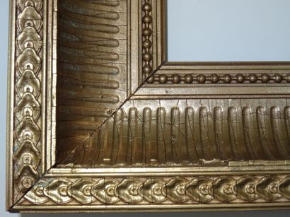 Petit cadre en bois et stuc doré à motif...