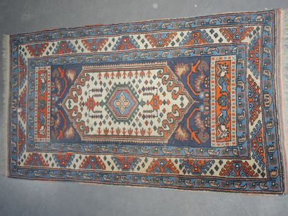 Petit tapis d'Orient à décor géométrique...