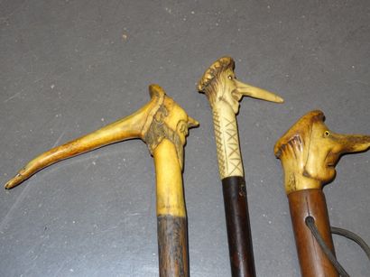 Lot de trois cannes avec pommeaux en bois...