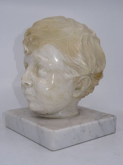 Petite tête d'enfant en albâtre sculpté....