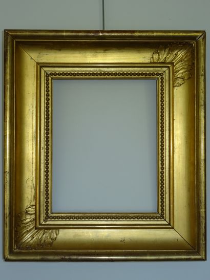Cadre en bois et stuc doré à décor de frise...