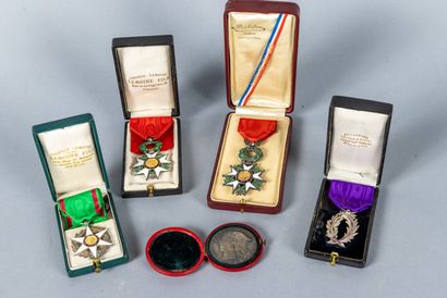 Lot de quatre décorations: Deux Légions d'honneur...
