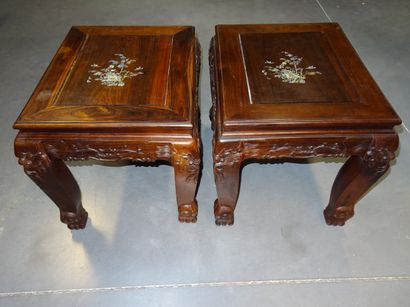 Paire de tables basses en bois exotique....