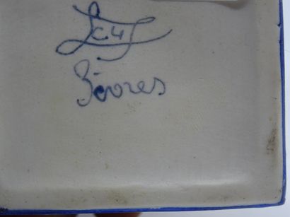 Deux petites boites en porcelaine dans le...