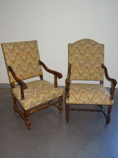 Deux fauteuils: Un d'époque Louis XIII en...