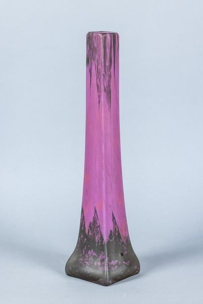 DAUM Nancy: Grand vase à long col en verre...