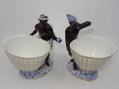 SAXE: Paire de coupes en porcelaine polychrome...