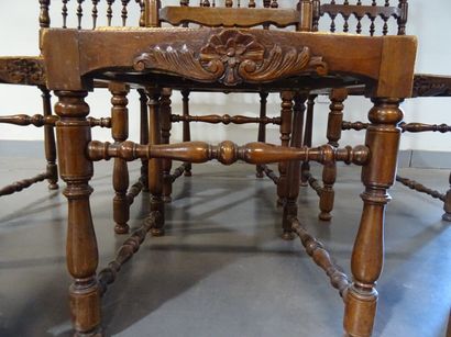 Suite de six chaises paillées en bois tourné...