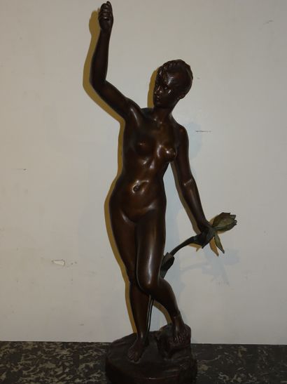 Femme nue tenant une fleur. Sujet en bronze...