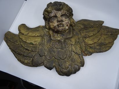 Tête d'angelot entouré d'ailes, en bois sculpté...