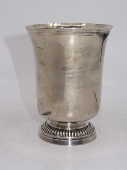 Timbale tulipe en argent sur piédouche godronné....