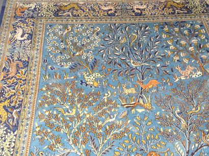 IRAN: Tapis en laine à fond bleu à décor...