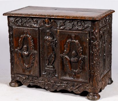 Buffet bas en chêne mouluré et sculpté de...