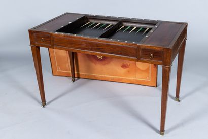 Table à jeu dite Tric-Trac en acajou et placage....