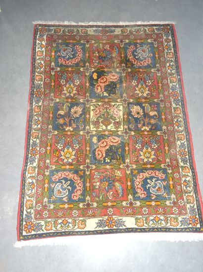 BAKTIAR : Tapis en laine polychrome. Dimensions...