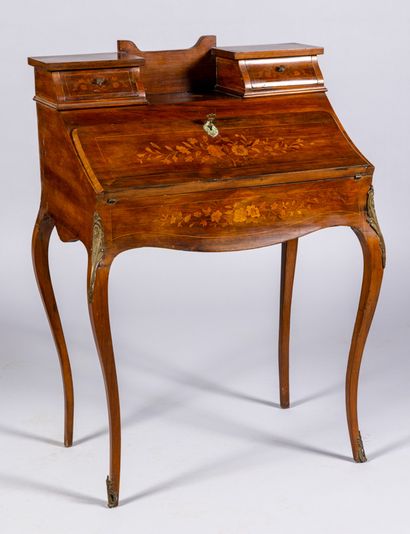 Petit bureau de dame à abattant de style...