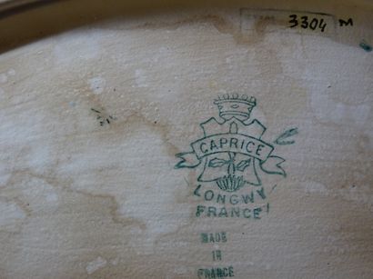 LONGWY : Coupe de forme navette en faïence...