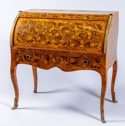 Bureau cylindre Louis XV en placage de bois...