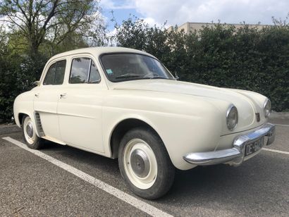 RENAULT DAUPHINE R1090 - Série 5614388. Voiture...