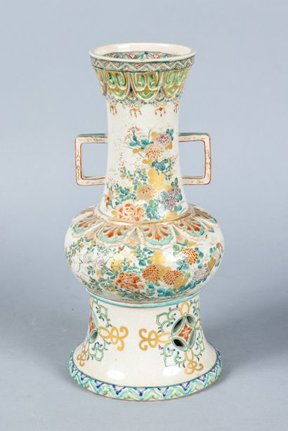 Vase à anses en céramique polychrome à décor...