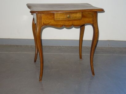 Petite table console en noyer de style Louis...