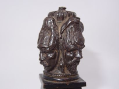 Petit sujet en bronze à patine brune représentant...