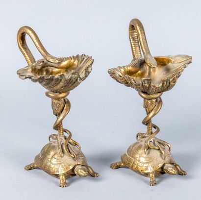 Paire de coupes en bronze en forme de coquillages...