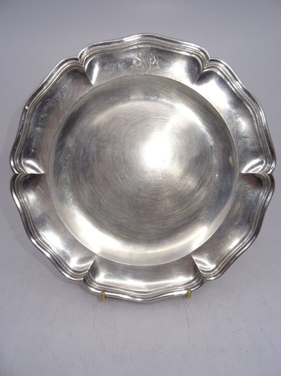Assiette à contours en argent à décor armorié....