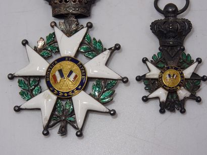 Lot de cinq Légions d'honneur dont une miniature,...